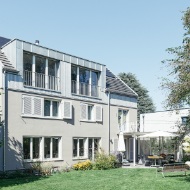 Vue générale de la maison individuelle surélevée avec son jardin