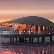 Restaurant du complexe hôtelier de l’Ummahat Island Resort en mer Rouge, conçu par l’architecte japonais Kengo Kuma