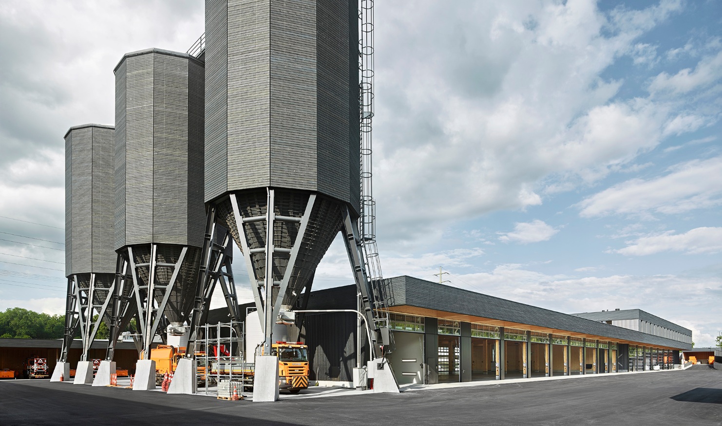 three dodecagonal timber silos with a volume of 900m3 each in Bern Wankdorf