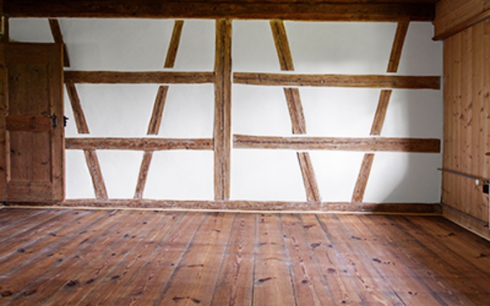 Vue intérieure d’une pièce aménagée en bois profilé Repro