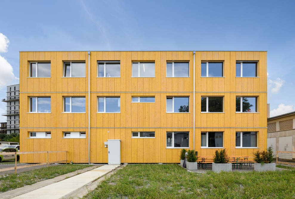 Gesamtansicht des temporären Bürogebäudes mit gelber Fassade <br/><br/>
